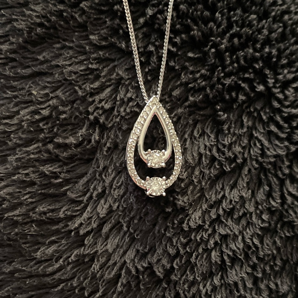 Diamond Pendent, Double teardrop. Diamonds, surrounded by Diamonds
10kt Pendent